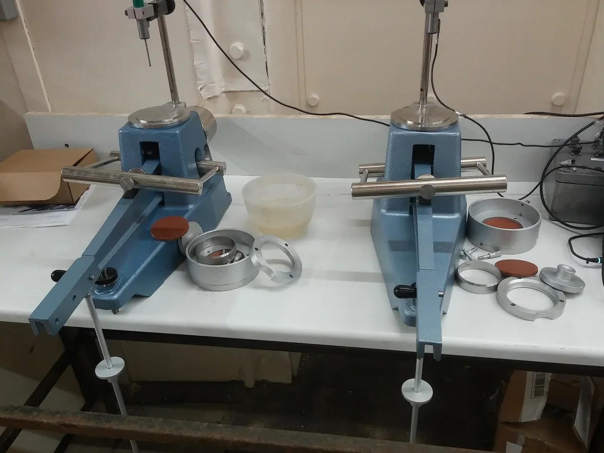 Límites de Atterberg en Maipú: Control de Plasticidad en Suelos Finos
